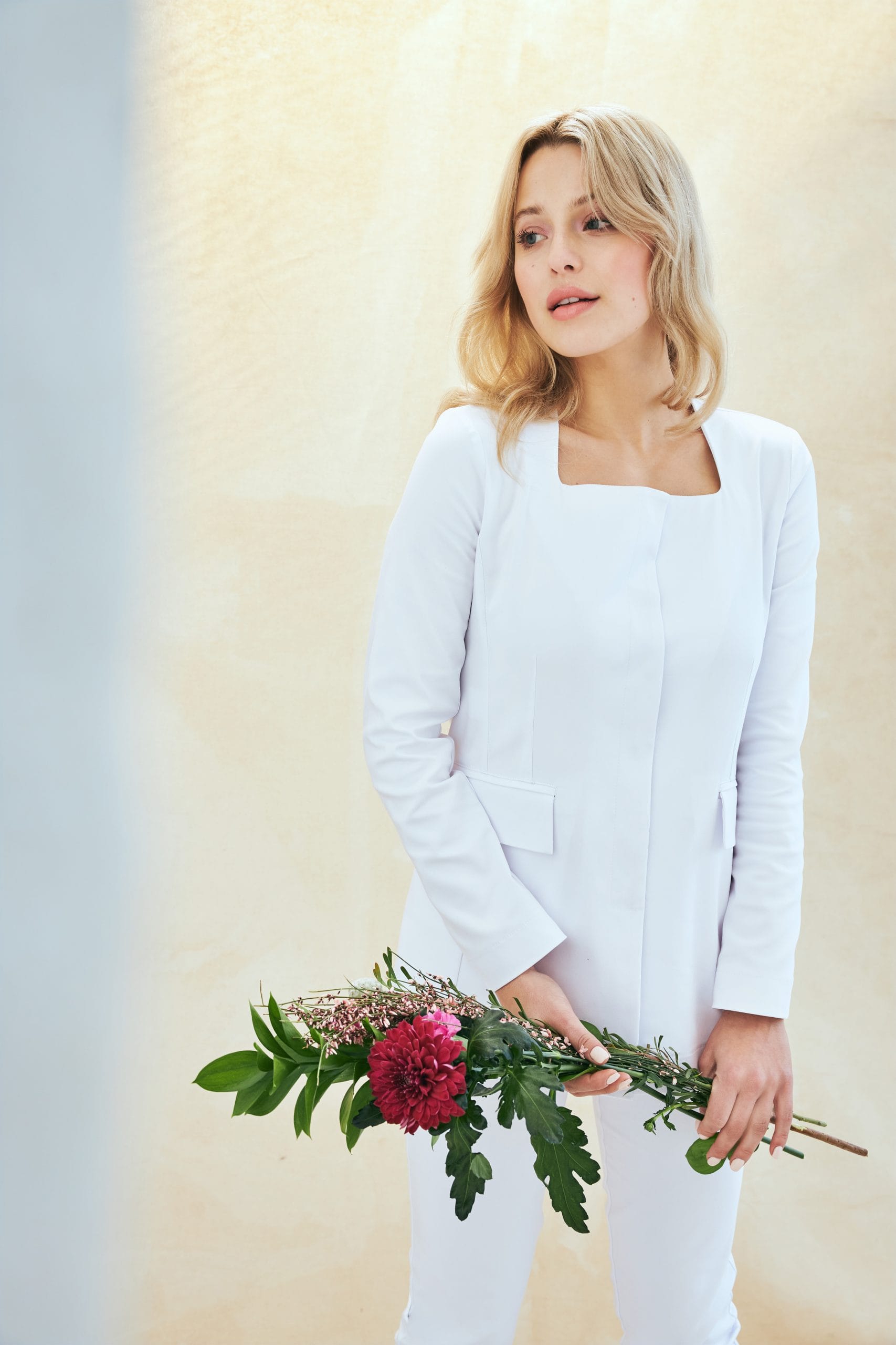 Női orvosi köpeny prémium nyakkivágással FEHÉR