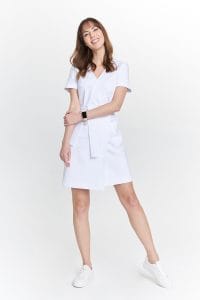 Prémiové lekárske obálkové šaty s krátkymi rukávmi BIELEJ farby