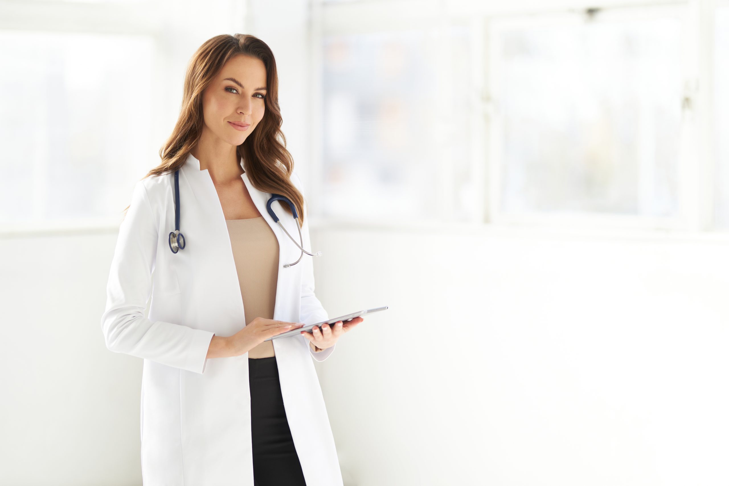 Fartuch medyczne klasyczny biały marki MEDANDBEAUTY odzież medyczna kolekcja premium