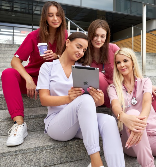 Nella foto, quattro studenti indossano gli SCRUBS medici della collezione BASIC. Abbigliamento medico, uniformi mediche