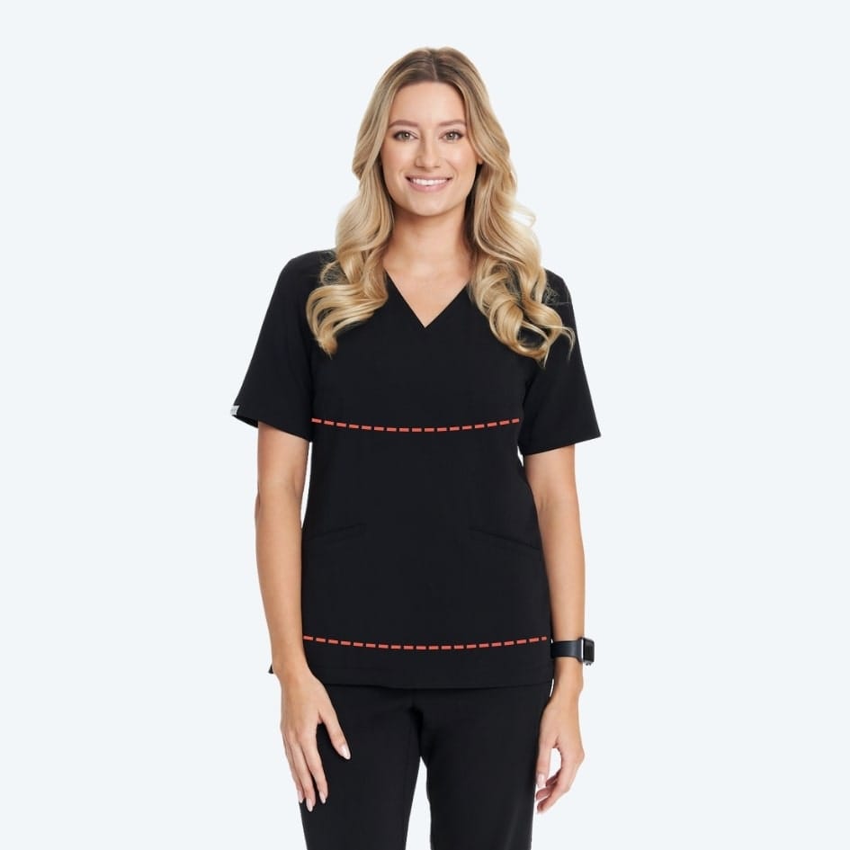 Kobieta w czarnym komplecie odzieży medycznej na jasnym tle