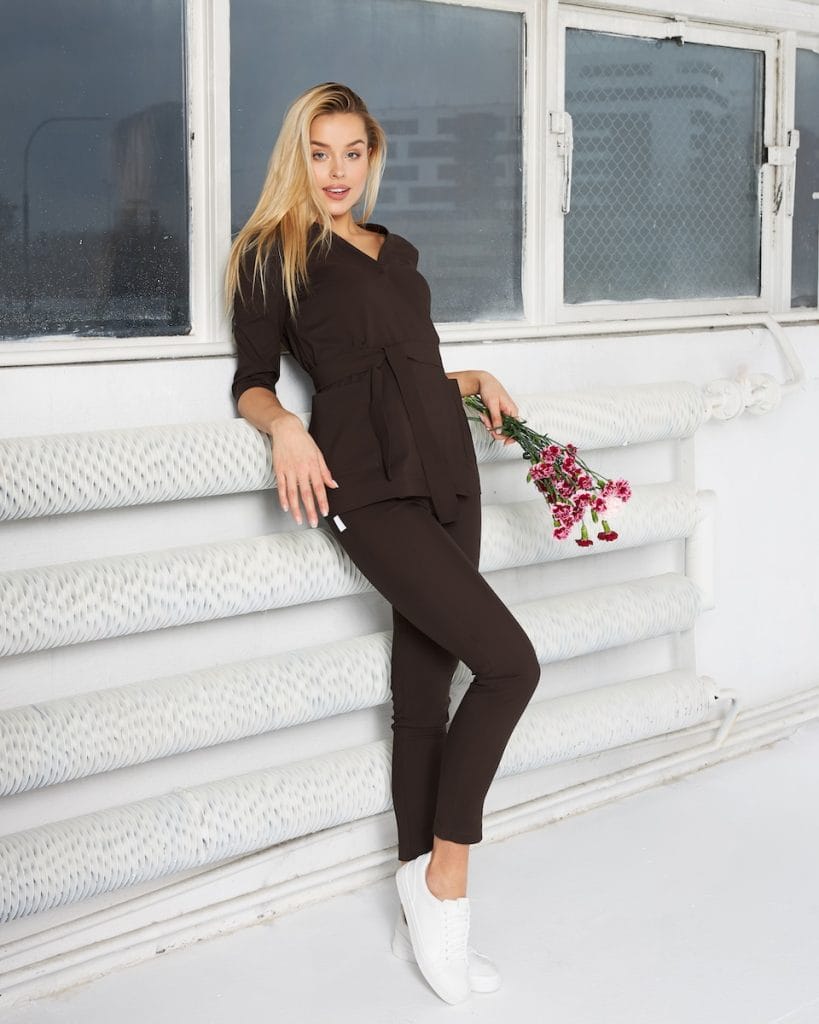 Prémium kollekció orvosi boríték tunika, csokoládé színben. MED&BEAUTY orvosi ruházat