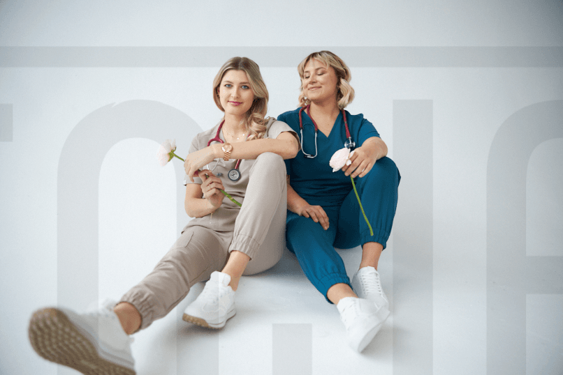 I comodi set SCRUBS sono realizzati con materiali di altissima qualità.