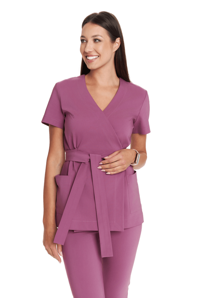 Kobieta w modnym, różowym zestawie odzieży medycznej z krótkim rękawem i paskiem w talii.