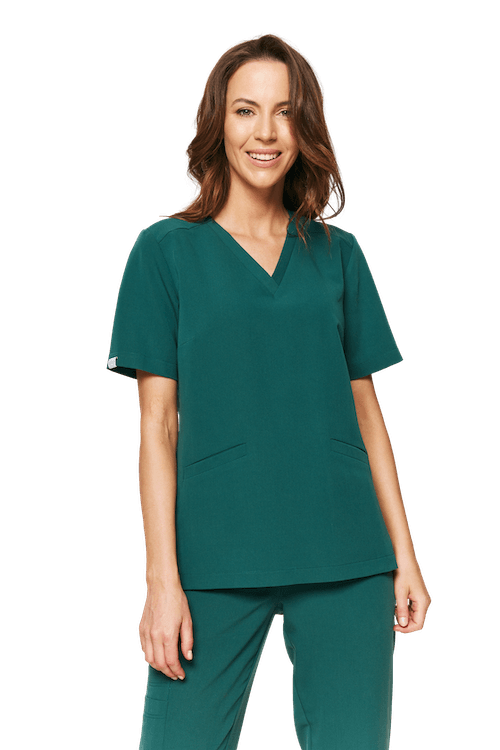 Kobieta ubrana w zielony medyczny strój z krótkim rękawem, uśmiechająca się.