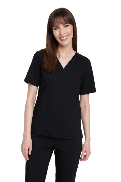 Kobieta w czarnym komplecie odzieży medycznej z krótkim rękawem, uśmiechnięta.