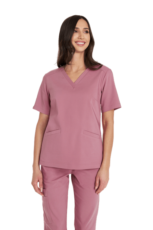 Kobieta w różowym komplecie odzieży medycznej z krótkim rękawem i kieszeniami