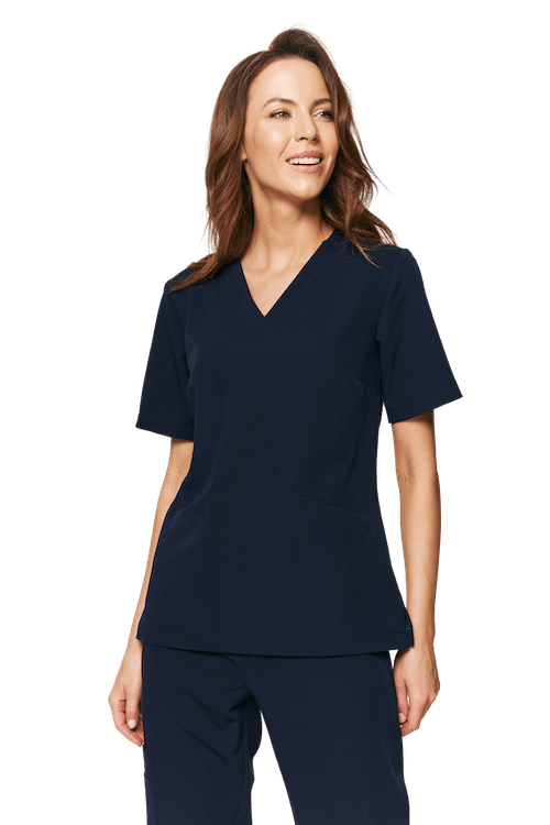 Kobieta w granatowym komplecie odzieży medycznej na białym tle