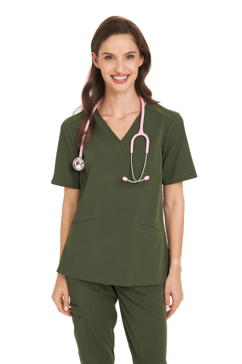 Kobieta w zielonym ubraniu medycznym z różowym stetoskopem uśmiecha się.