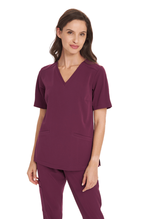 Kobieta w bordowym komplecie odzieży medycznej na białym tle.