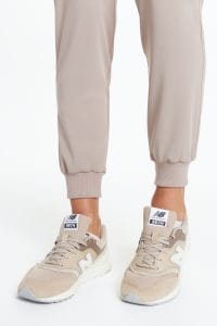 Spodnie medyczne damskie joggery scrubs Basic LATTE