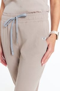 Spodnie medyczne damskie joggery scrubs Basic LATTE