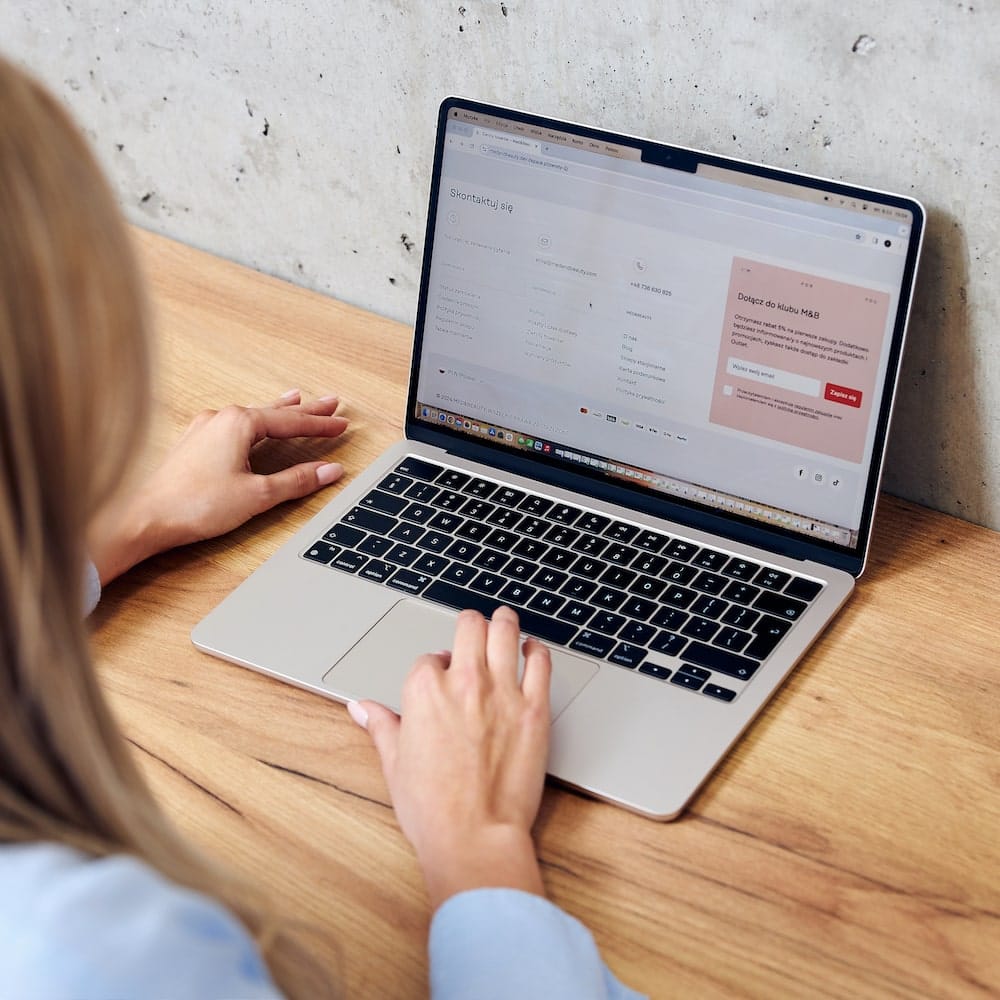 Osoba przegląda stronę medandbeauty.com na laptopie.