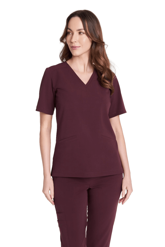 Damska bluzka medyczna SCRUBS Basic w kolorze śliwka w czekoladzie, modelka w komplecie