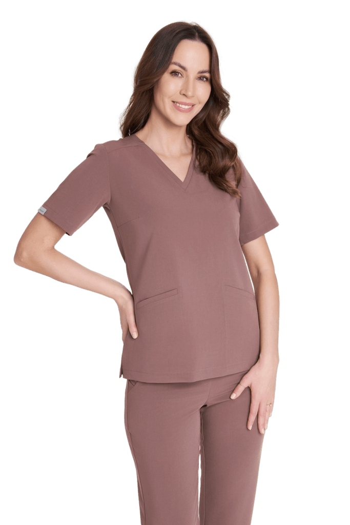 Kobieta w modnym komplecie odzieży medycznej w kolorze różowym.