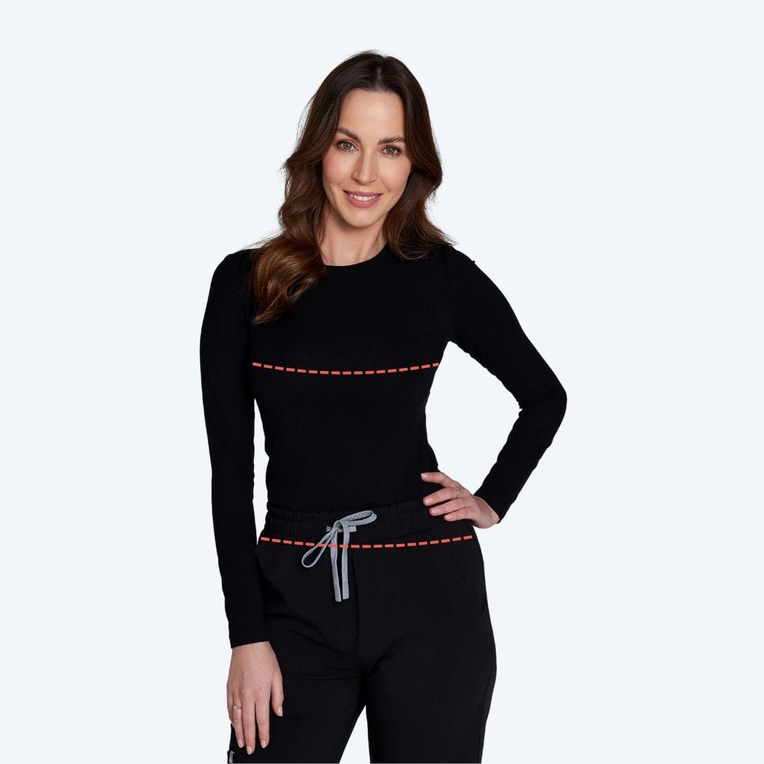 Kobieta w czarnej, wygodnej odzieży medycznej z długim rękawem i sznurkiem w pasie.
