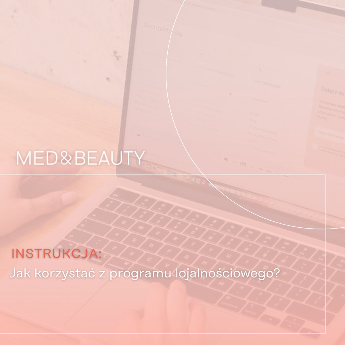 Osoba korzystająca z laptopa w celu zapoznania się z programem lojalnościowym Med&Beauty