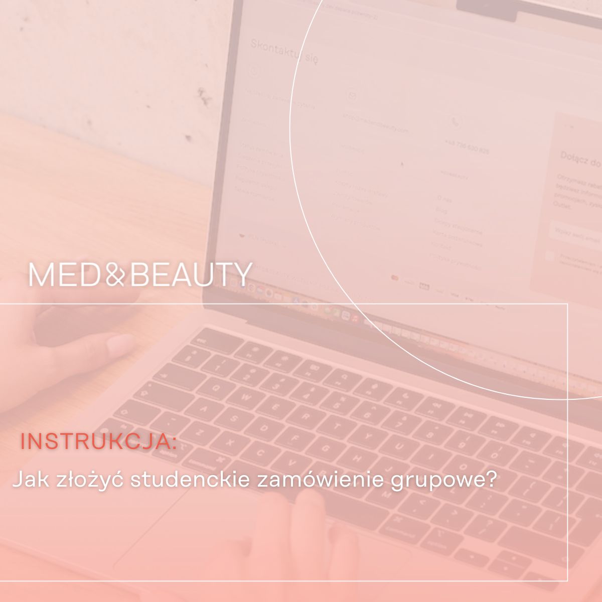 Osoba składająca zamówienie na odzież medyczną na laptopie