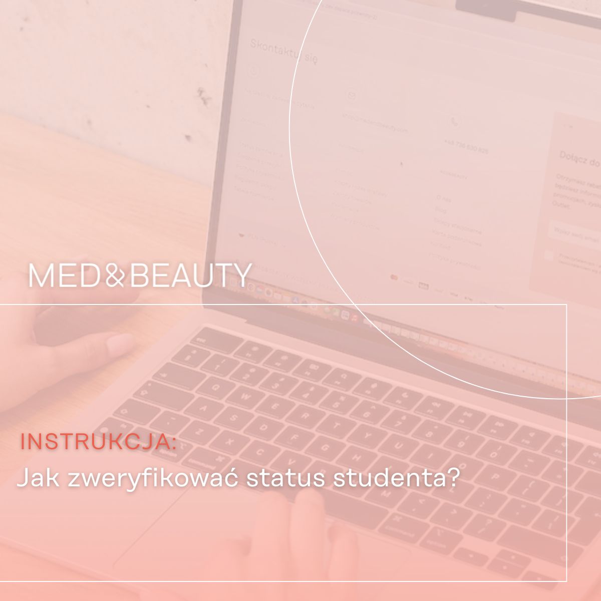 Osoba korzystająca z laptopa podczas weryfikacji statusu studenta na stronie Med&Beauty.