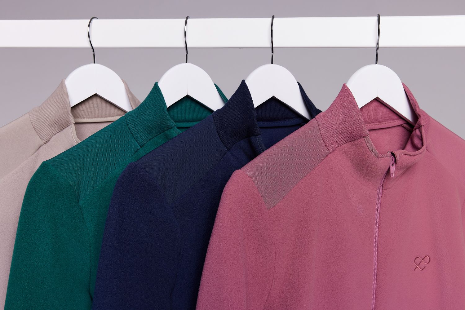 Kolorowe bluzy medyczne na wieszakach w różnych odcieniach
