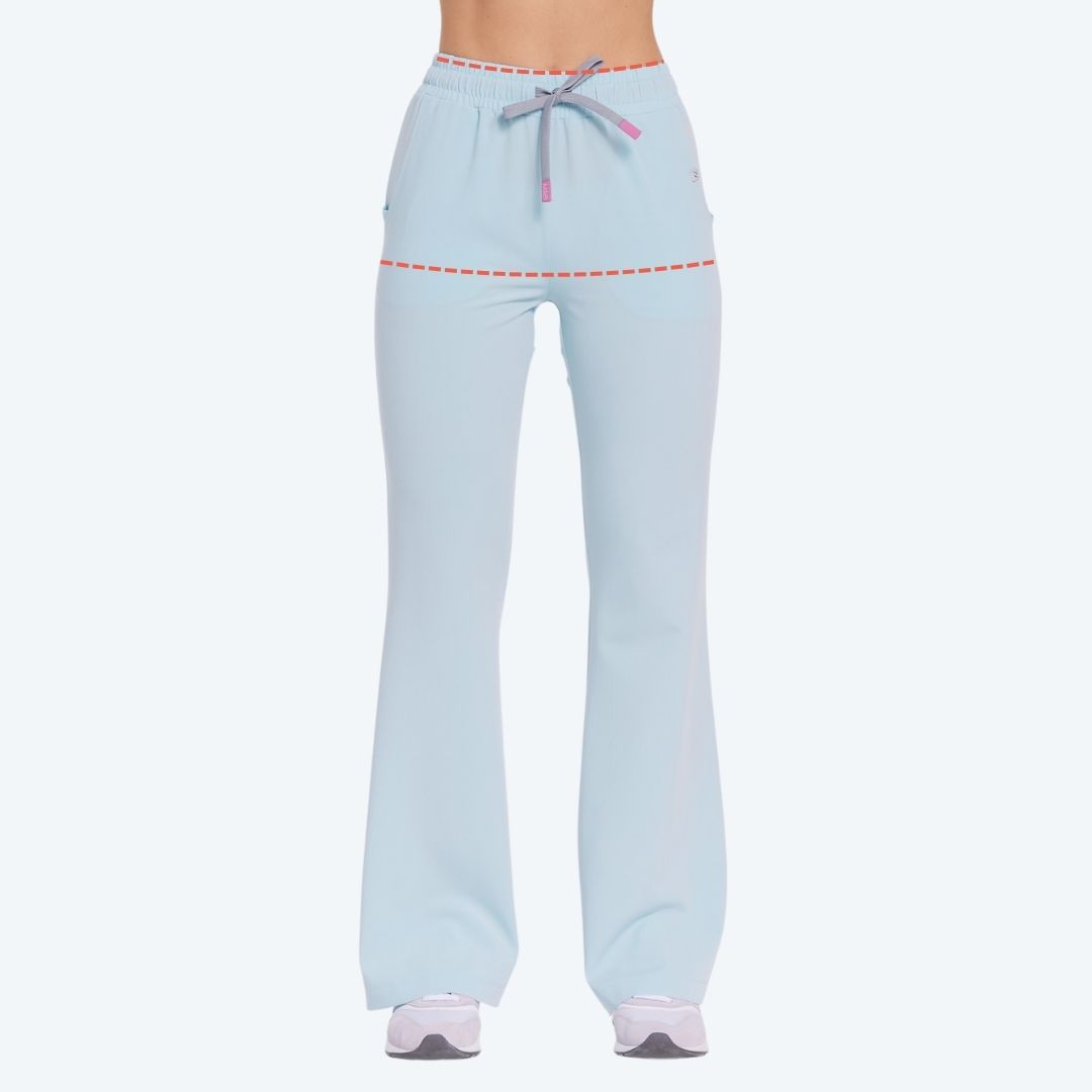 Damskie medyczne spodnie dzwony w jasnoniebieskim kolorze z elastycznym pasem i sznurkiem.