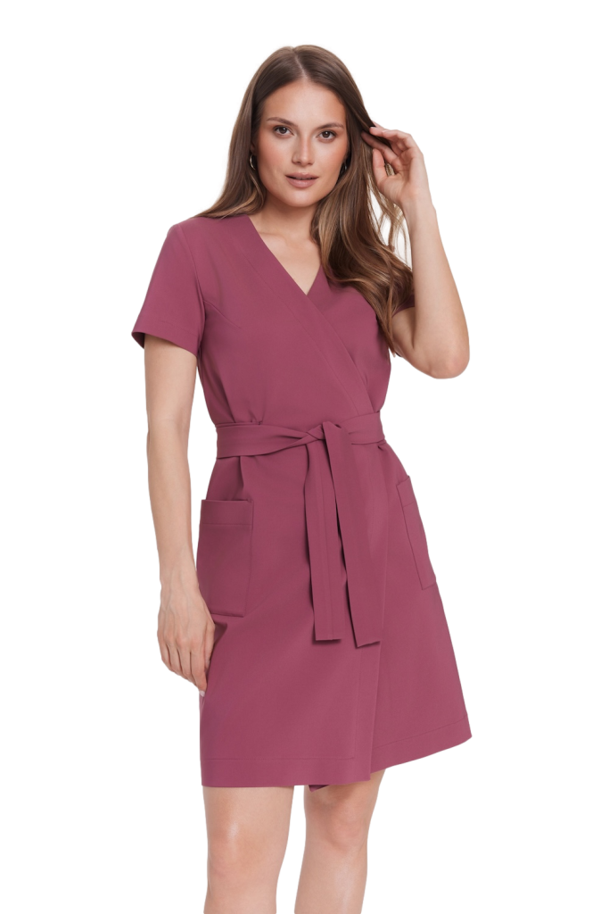 Modelka w sukience medycznej kopertowej z krótkim rękawem Premium Malwa w kolorze różowym.