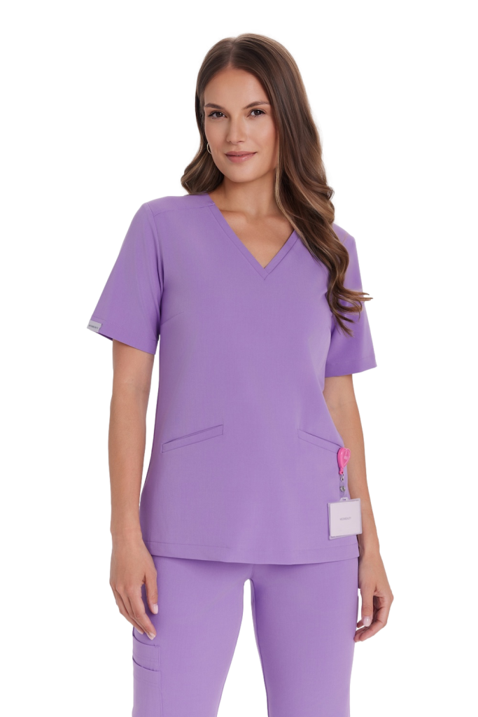 Kobieta w medycznym komplecie damskim scrub w kolorze ametystowym.