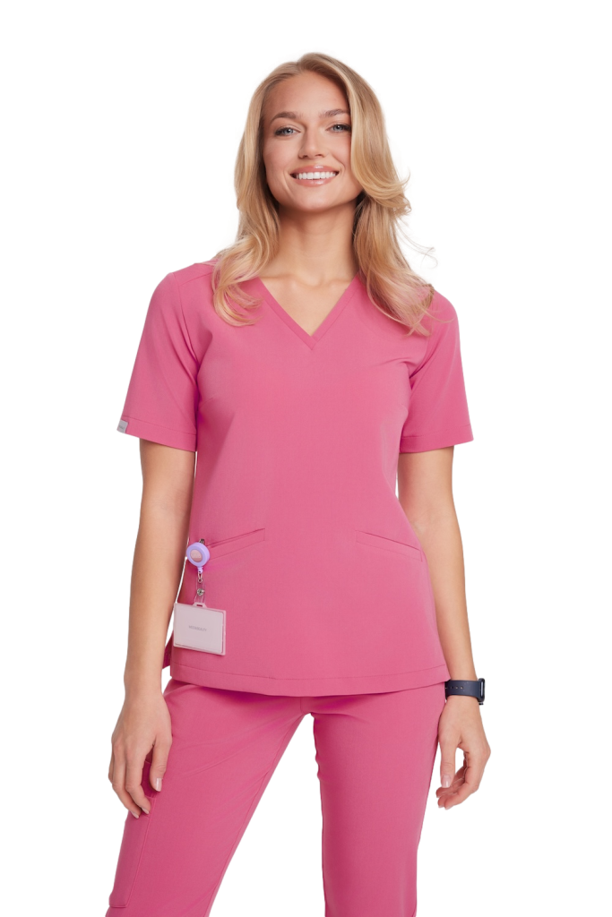 Kobieta ubrana w różowy komplet medyczny damski scrubs Basic TUTTI FRUTTI.