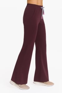 Dámske lekárske nohavice FLARE SCRUBS Basic Plum in CHOCOLATE
